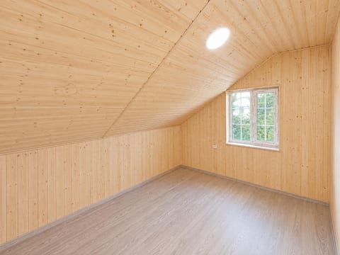 Каркасный дом 6х6 с мансардой и небольшой террасой — фото 7